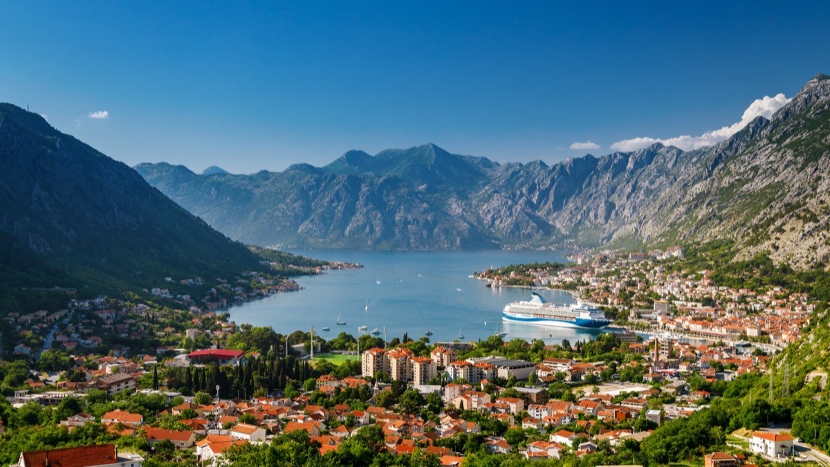 Blick über die Bucht von Kotor mit Kreuzfahrtschiff am Kai