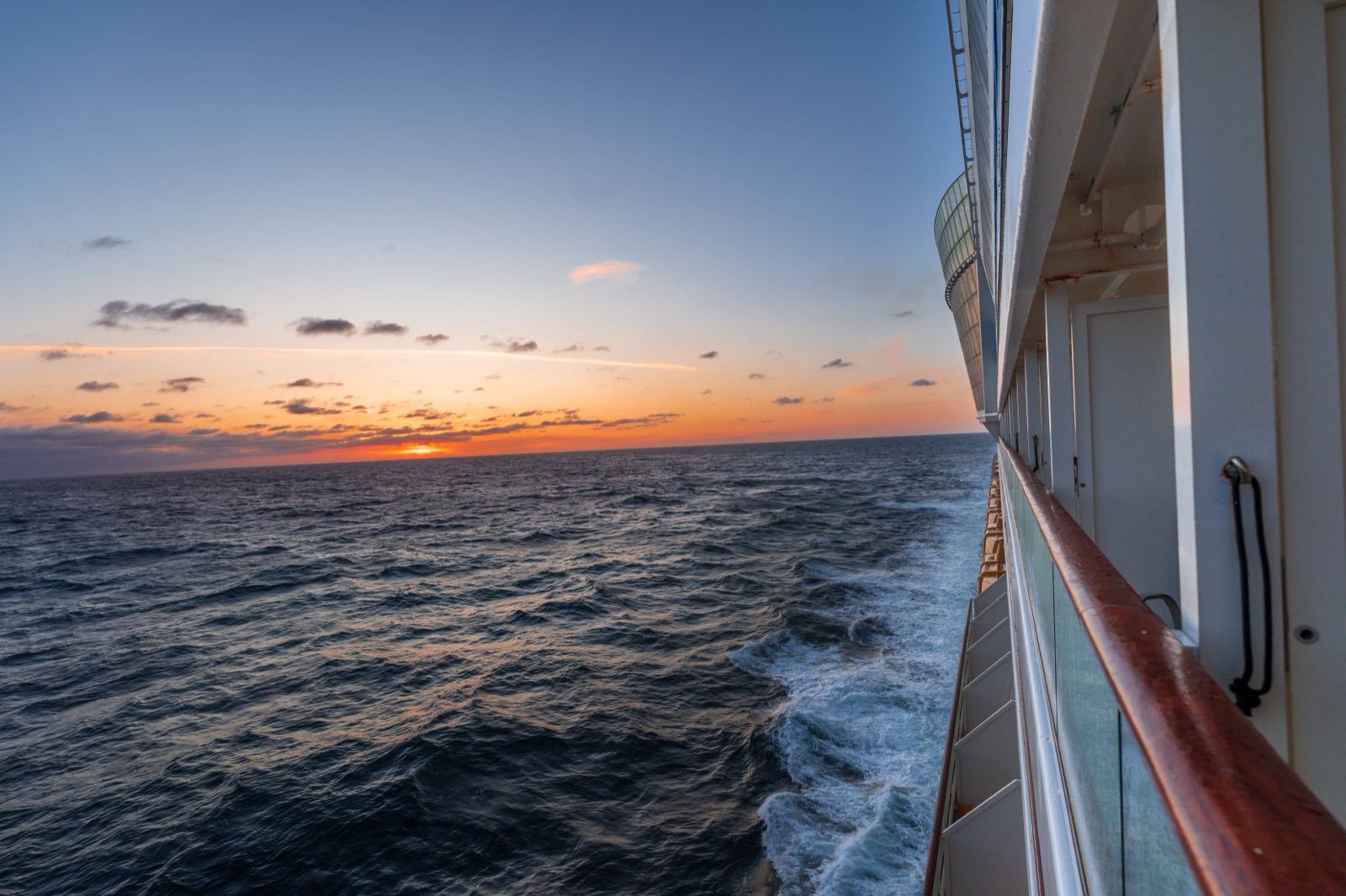 Blick über den offenen Atlantik bei Sonnenuntergang, von Deck eines Kreuzfahrtschiffs