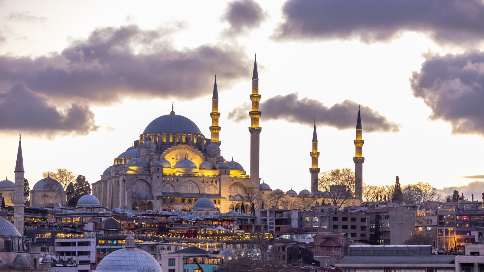 Moschee mit vier Minaretten über der Altstadt von Istanbul im Abendlicht