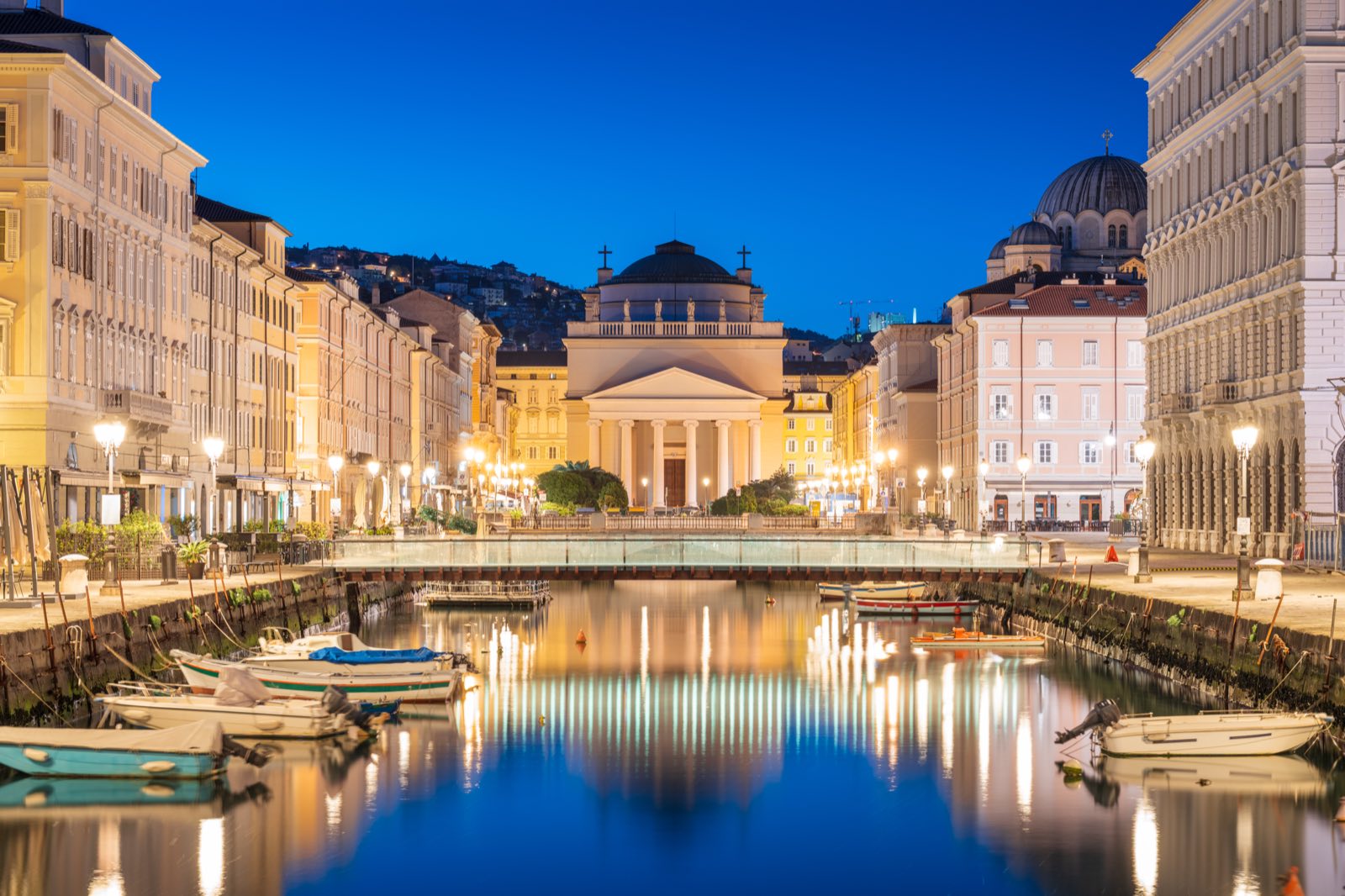 Canal Grande in Triest am Abend mit beleuchteter Kirche am Ende des Kanals