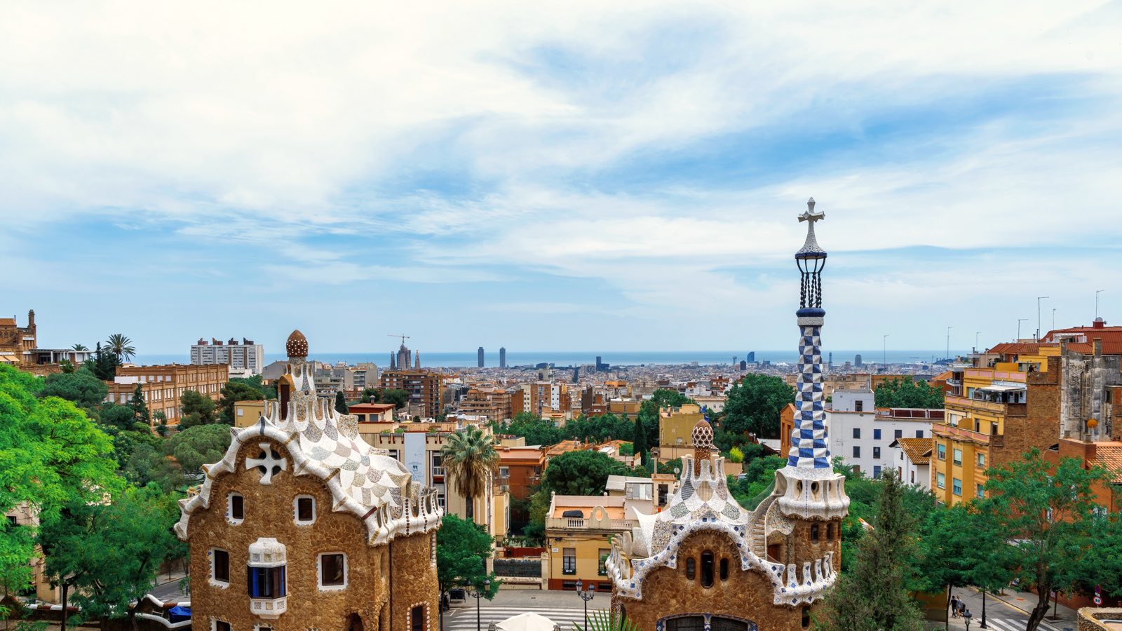 Park Güell in Barcelona mit Blick über die Stadt zum Meer