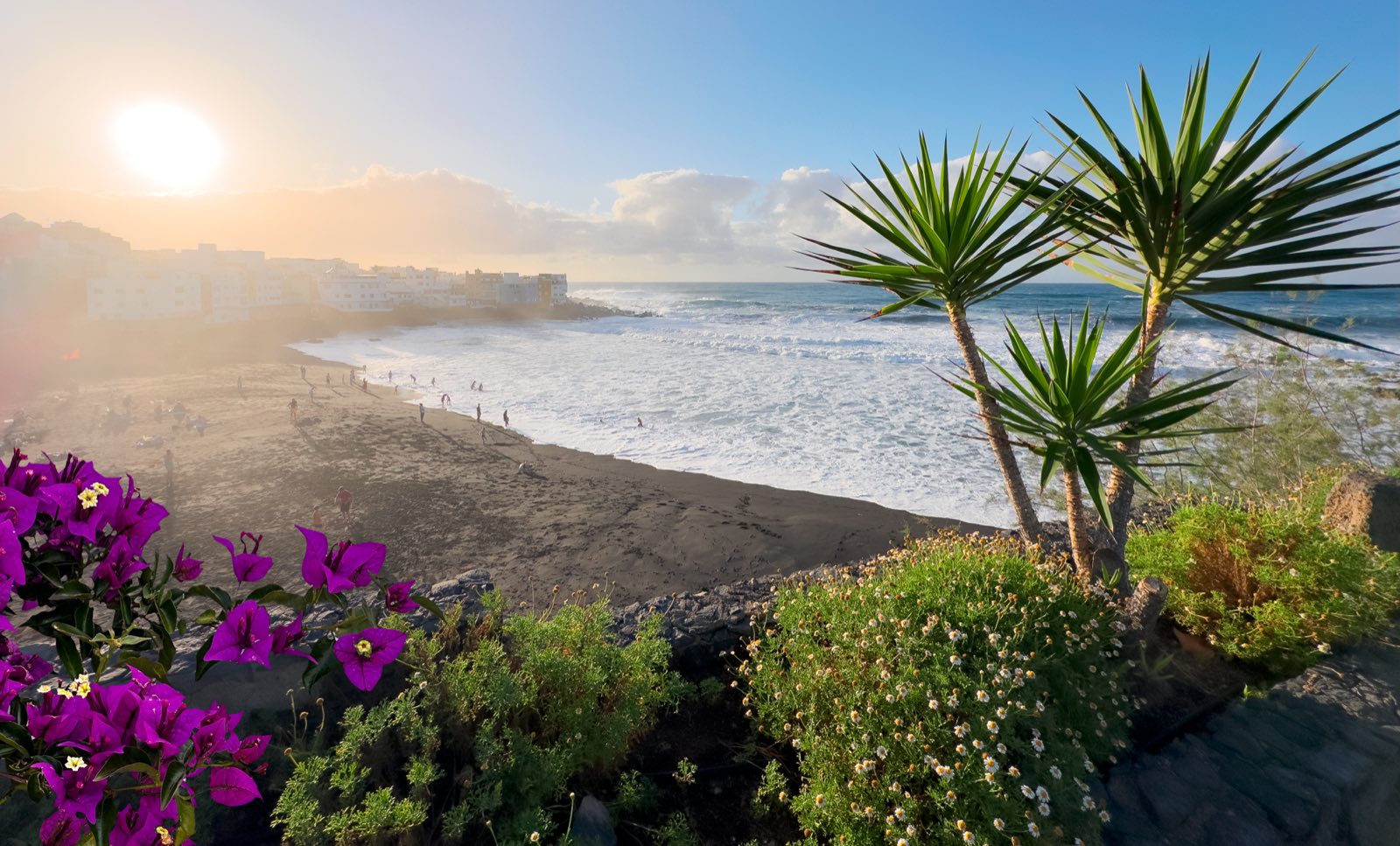 Playa Jardín auf Teneriffa im Abendlicht mit Palmen und Bougainvillea