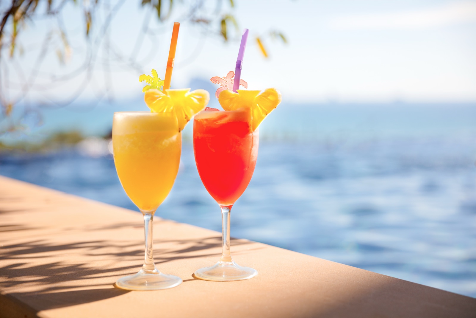Zwei Cocktails am Pool mit Blick aufs Meer