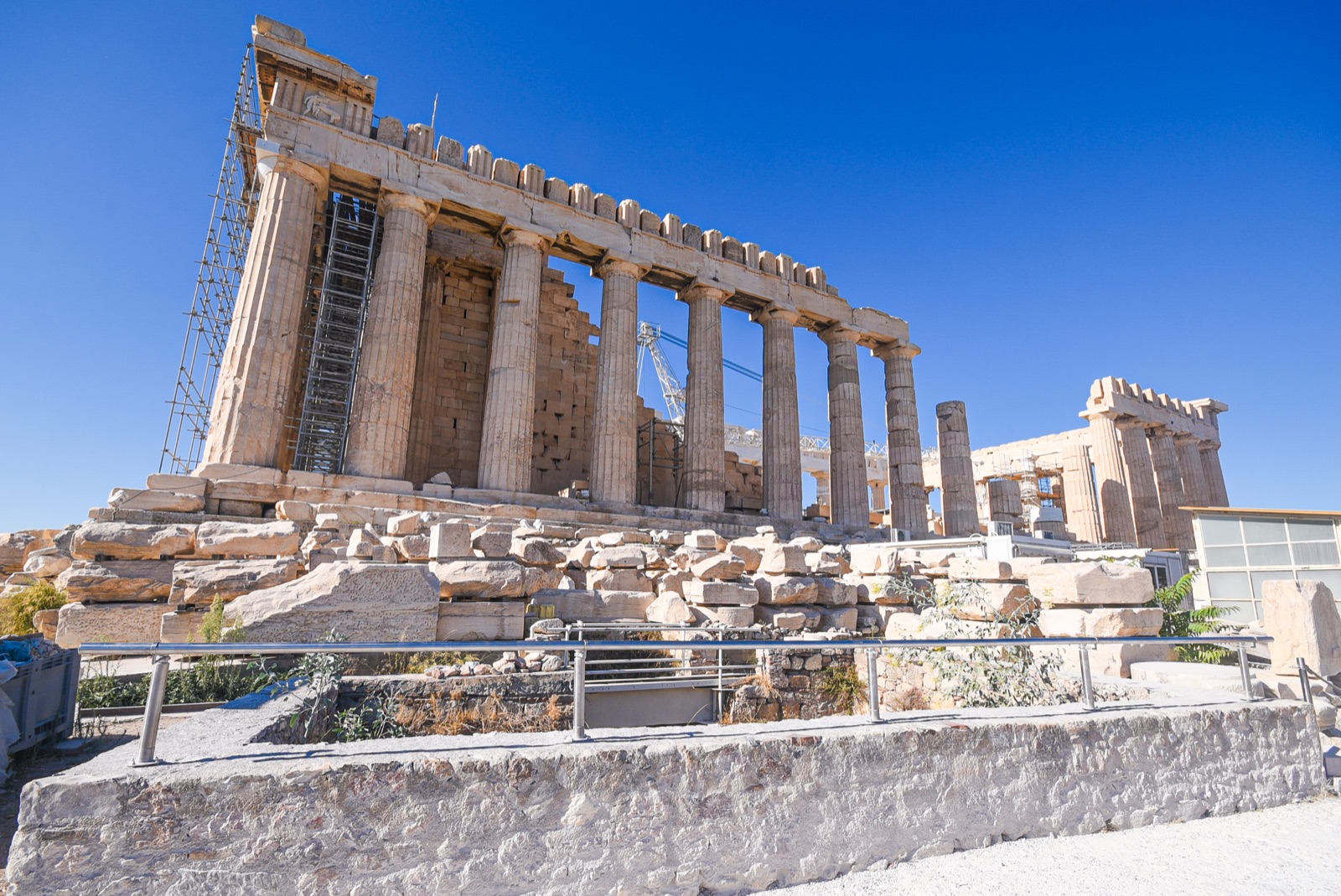 Der Parthenon auf der Akropolis in Athen, teilweise eingerüstet