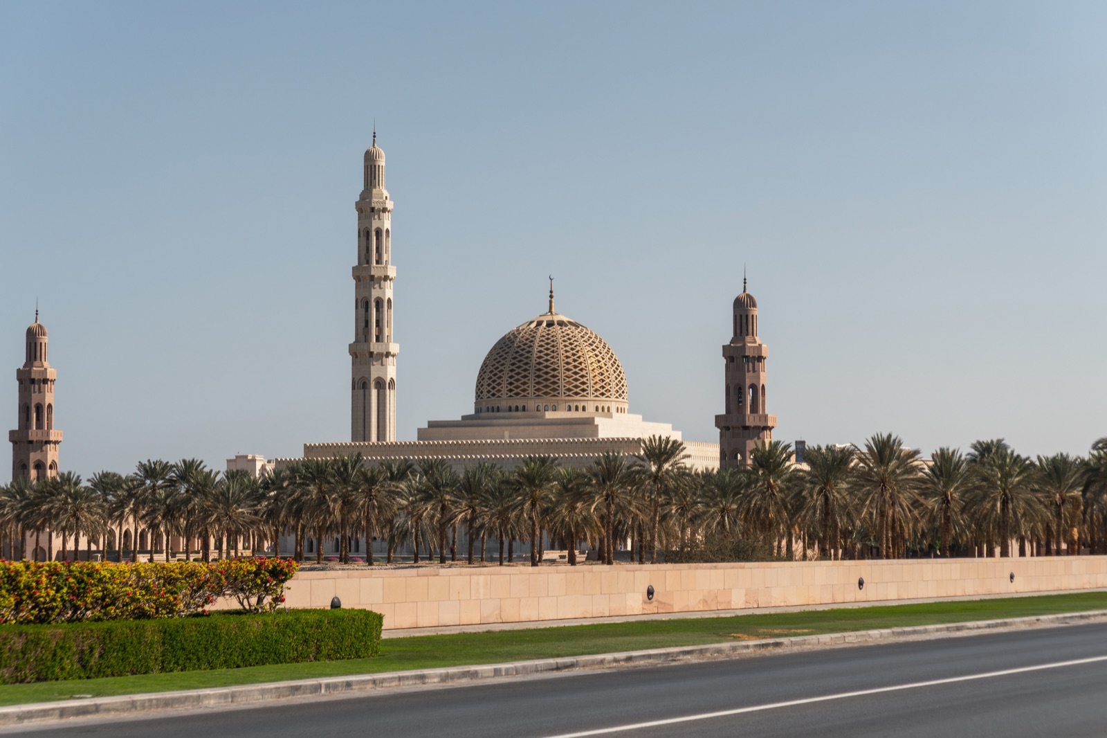 Die Sultan-Qaboos-Moschee in Maskat mit goldener Kuppel und hohem Minarett