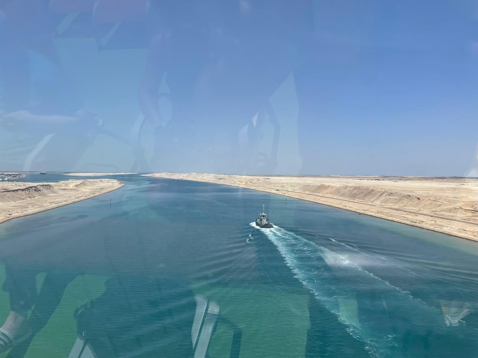 Blick vom Schiff auf die Fahrrinne des Suezkanals, links und rechts nur Wüste