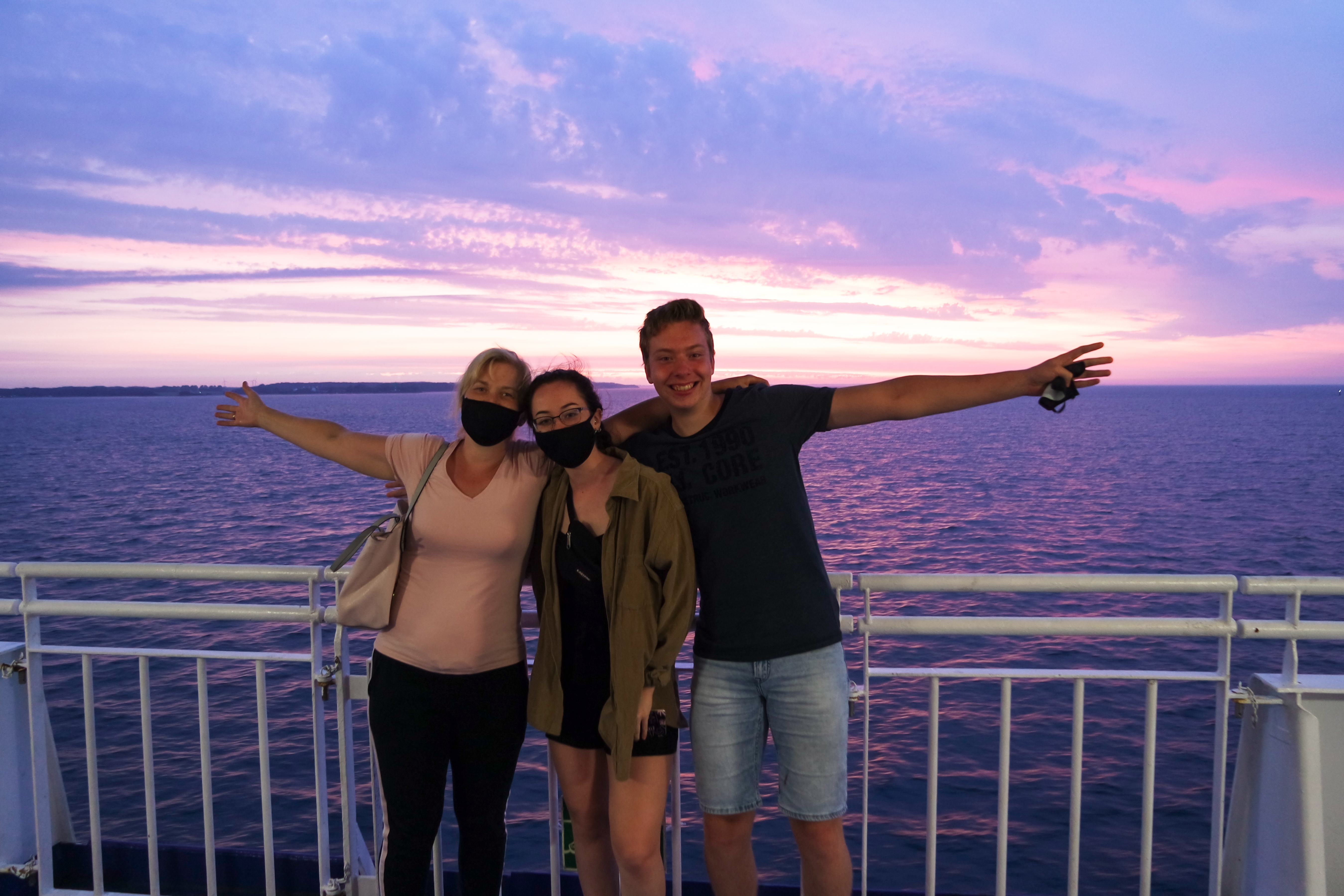 Familie genießt Meerblick