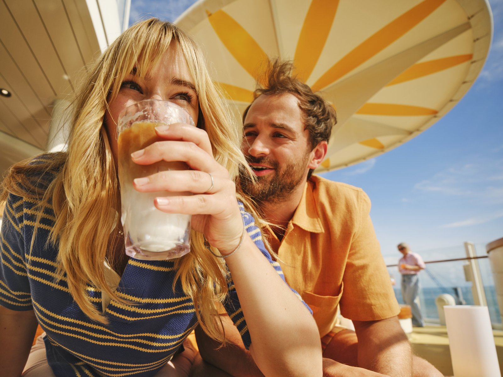 Romantische Kreuzfahrt bei Sonnenuntergang